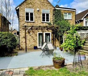 Runnymede House | Inviting 4-Bed House near Heathrow w Fireplace