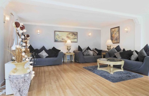 Hythe House | Inviting 7-Bed House with sea views in Hythe.