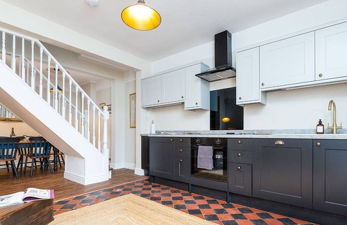 Lincoln House | Inviting and Warm Home | Free Wi-Fi and Parking