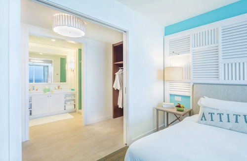 Hollywood Hotel | Inviting Beachfront Room with Outdoor Pool and Near ArtsPark at Young Circle