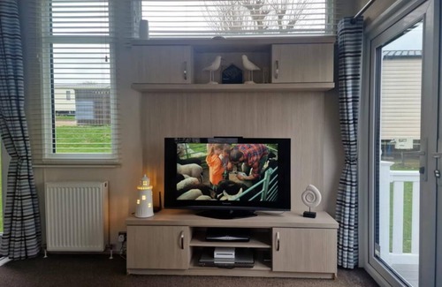 St Leonards-On-Sea Cabin | Inviting 2-Bed Caravan on Combe Haven Holiday Park