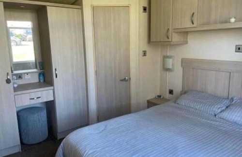 St Leonards-On-Sea Cabin | Inviting 2-Bed Caravan on Combe Haven Holiday Park
