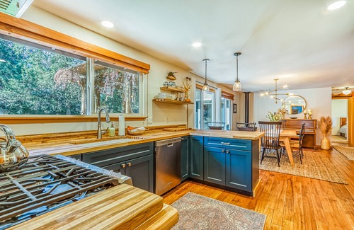 Southern Crossing House | Inviting ground floor home with private hot tub & partially covered deck