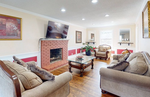 Oxon Hill House | Inviting home with pool, hot tub, enclosed yard
