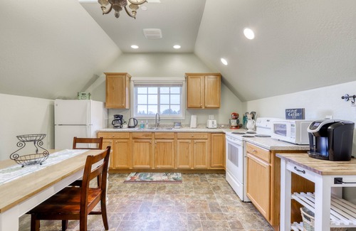 McKinleyville House | Inviting house w/a quiet yard to relax in & BBQ - close to beaches and redwoods