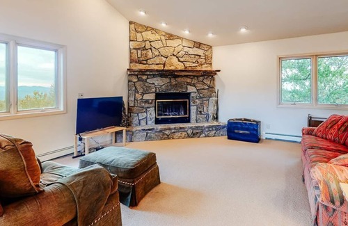 Florissant Apartment | Inviting lodging w/ wood-burning fireplace, mountain views, & high-speed WiFi!