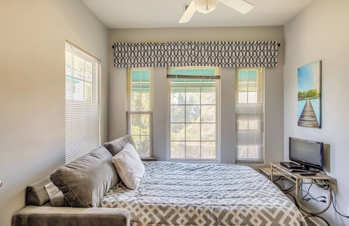 Vaught Condo | Inviting Myrtle Beach Condo: 1 Mi to Beach Access!