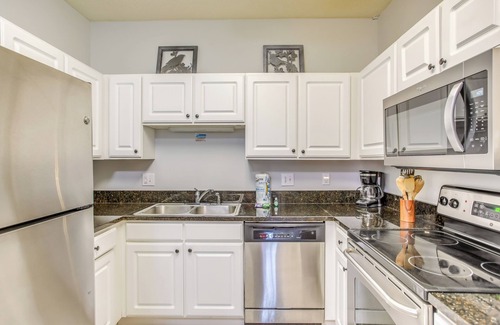 Vaught Condo | Inviting Myrtle Beach Condo: 1 Mi to Beach Access!
