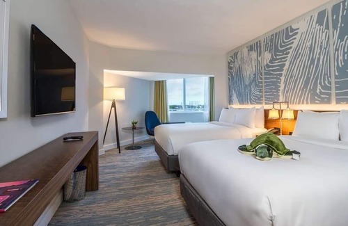Central Beach Hotel | Inviting Ocean Stay with Pool Access Near Las Olas Blvd - 4 Relaxing Units