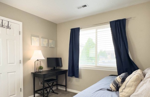 Pleasant Grove House | Inviting Retreat Nestled in Pleasant Grove - Your Comfortable Townhome