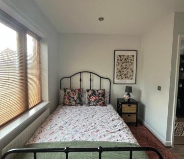 Shadwell Apartment | Inviting & Spacious 3BD Flat - Shadwell