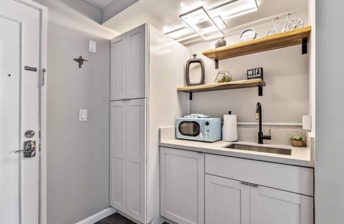 Diamond Head - Kapahulu - St. Louis Condo | Inviting Waikiki Grand Hotel Room-1 Block to Beach