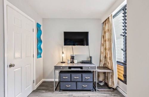Diamond Head - Kapahulu - St. Louis Condo | Inviting Waikiki Grand Hotel Room-1 Block to Beach