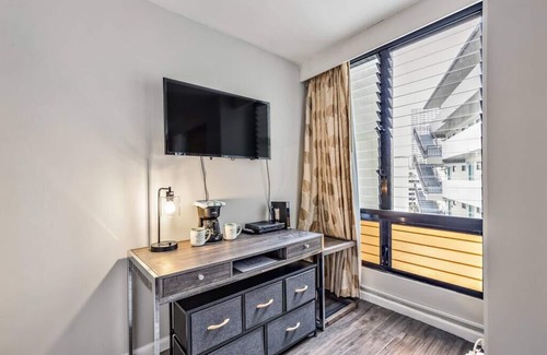 Diamond Head - Kapahulu - St. Louis Condo | Inviting Waikiki Grand Hotel Room-1 Block to Beach