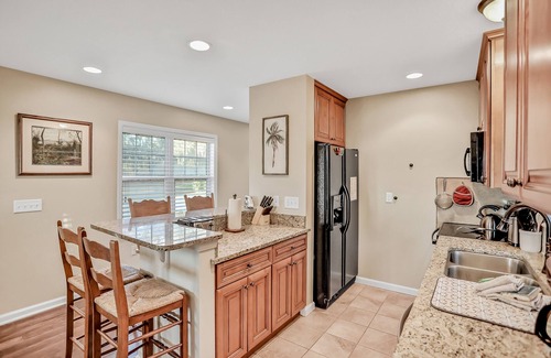 Fernandina Beach Cottage | Inviting waterfront cottage with balcony, firepit, marsh views, & washer/dryer