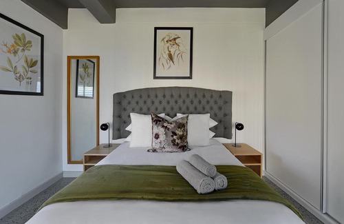 Foreshore Apartment | Ira - Luxury Apt with City & Mountain Views