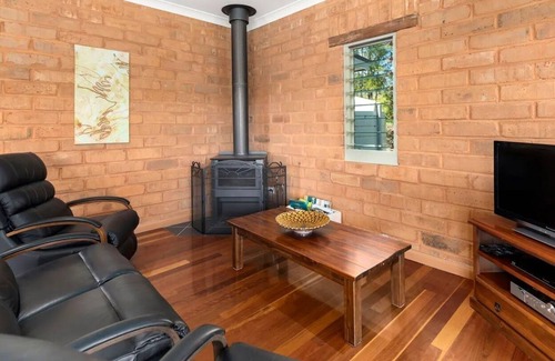 Sherwood Cottage | Iron Bark Cottage - Bush and Beach Experience