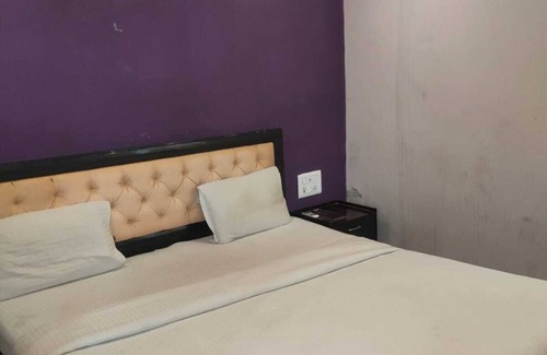 Jubilee Hills Hotel | iROOMZ Hotel Diamond Park