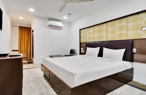 Masab Tank Hotel | iROOMZ Hotel Hyderabad Towers