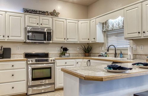 Sevierville House | Irresistible Retreat w Pool Hot Tub Arcade
