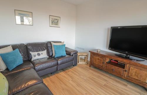 Dinas House | Isallt