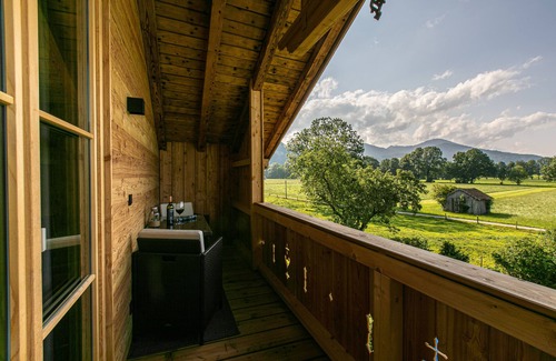 Gaißach Ski Chalet | Isarursprung chalet-style apartment *detached double bathtub with mountain view*