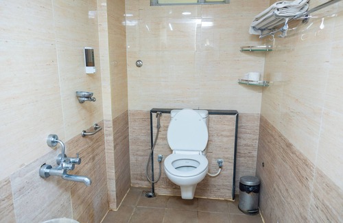 Pulikeshi Nagar Hotel | Ishwerya Suites