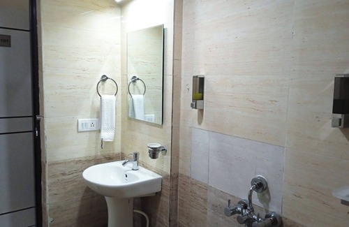 Pulikeshi Nagar Hotel | Ishwerya Suites