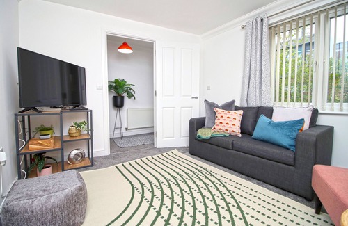 Newport House | Isla House - Newport City Centre - Sleeps 7