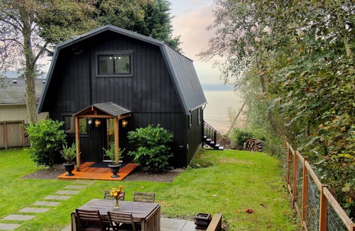 Clinton Cabin | Island Cabin + King bed + Mtn & Bay View + Firepit + Dog friendly