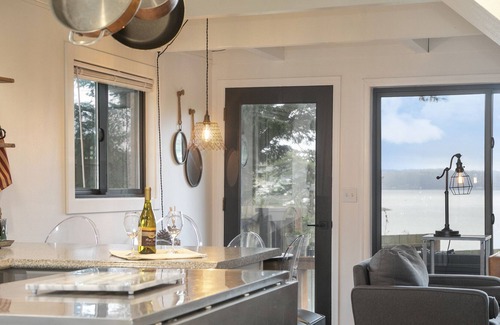 Clinton Cabin | Island Cabin + King bed + Mtn & Bay View + Firepit + Dog friendly