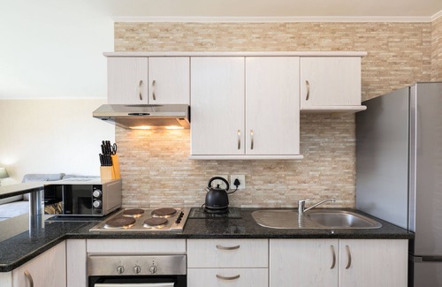 Century City Apartment | Island Club LA302 by CTHA