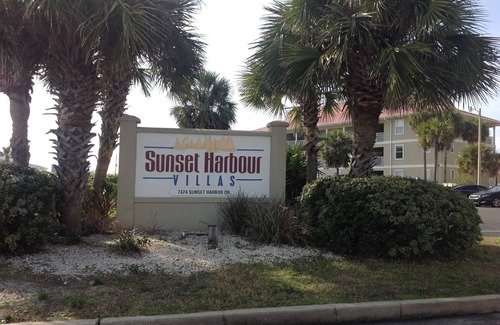 Navarre Condo | Island Dream 1 Bedroom Condo by RedAwning