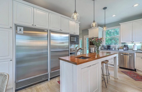 Isle of Palms House | Island Escape: Luxe Home w/Porch, Golf Course Views & Walk to Beach