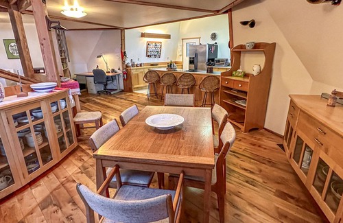 Greenbank House | Island getaway with balcony, Wifi, Washer/Dryer and waterview