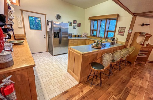 Greenbank House | Island getaway with balcony, Wifi, Washer/Dryer and waterview
