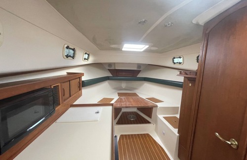 West Ferry Boat Rental | Island Girl - 30' Cabin Cruiser for Overnight Stays