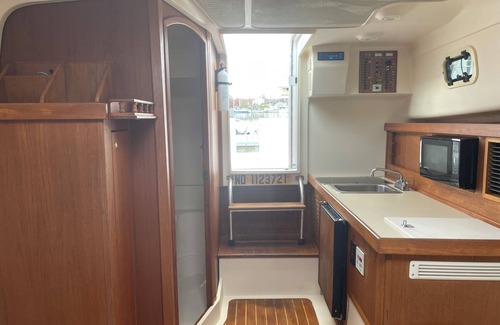 West Ferry Boat Rental | Island Girl - 30' Cabin Cruiser for Overnight Stays