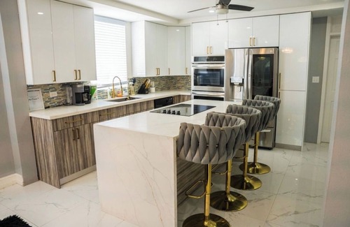 Nassau House | Island Haven Hideaway 5BR Home & Pool Cottage Near Beach