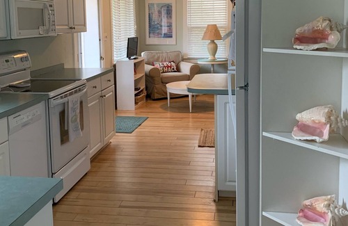 Tranquil Harbour Cottage | Island Love Shack - 1 Minute from the Beach