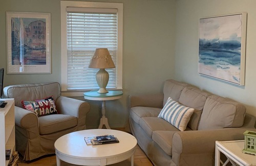 Tranquil Harbour Cottage | Island Love Shack - 1 Minute from the Beach