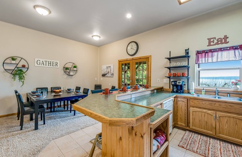 Camano Island House | Island oasis with firepit, port & mountain views, & washer/dryer