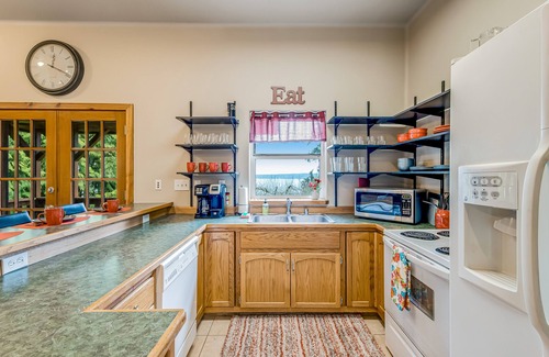 Camano Island House | Island oasis with firepit, port & mountain views, & washer/dryer