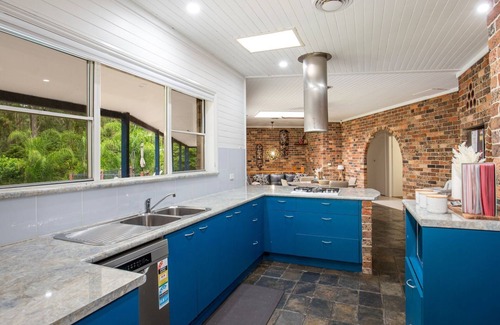 North Nowra House | Island Retreat - Pet Friendly with Swimming Pool