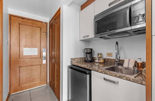 Puerta de Tierra Apartment | Island Studio - Stunning Waterfront Getaway