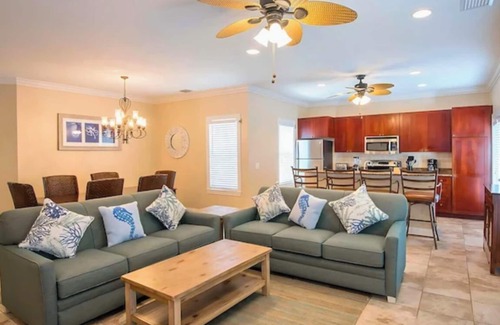 Marathon Hotel | Island-Style Living with a Full Kitchen and Direct Access to Pool!