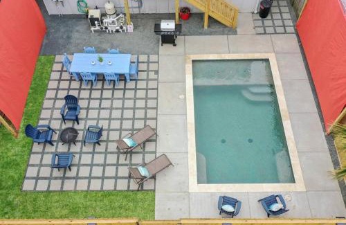 San Jacinto House | Island Time with Heated Pool Walk to Beach and Pleasure Pier