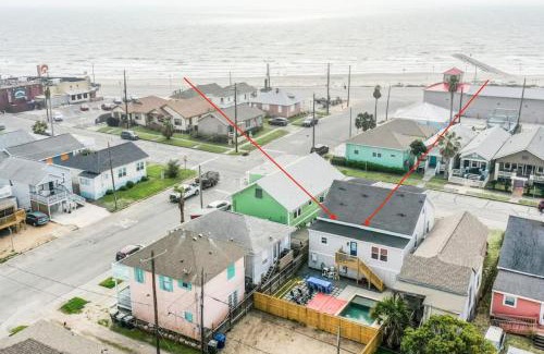 San Jacinto House | Island Time with Heated Pool Walk to Beach and Pleasure Pier
