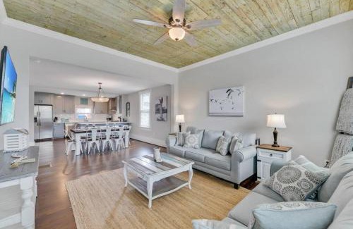 San Jacinto House | Island Time with Heated Pool Walk to Beach and Pleasure Pier