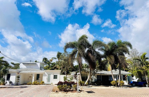 Wilton Manors Apartment | Islands Inn on the Drive - Sunset Suite - King Bed - B1